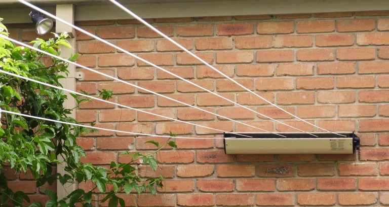 Comment fixer un étendoir à linge extérieur solidement ?